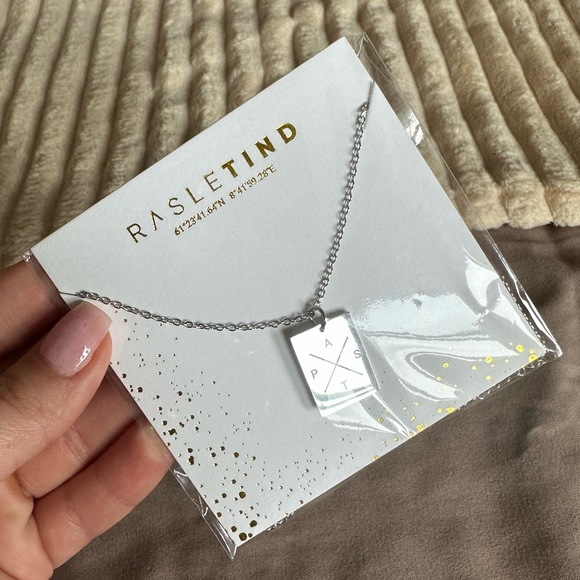 Customized initial necklace with engraved initials A , P, T, S in silver - Picture 7 of 7